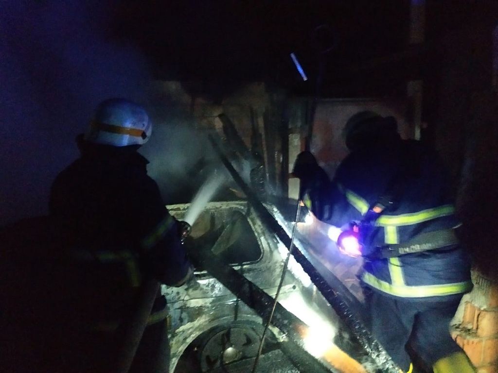 Пожар на территории дома: гараж с автомобилем сгорели полностью, а хозяин госпитализирован. Новости Днепра