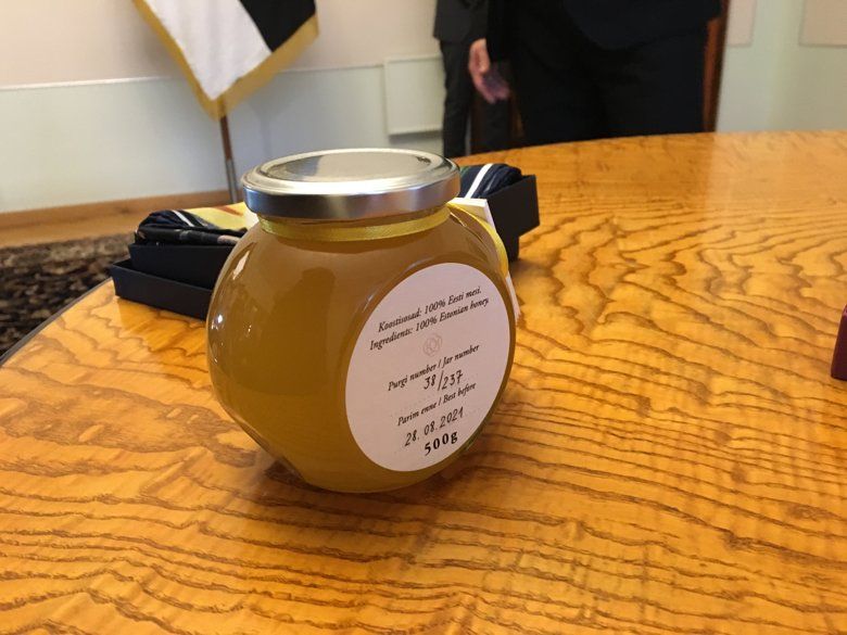 «Кортеж больше не нужен»: президент Эстонии подарила Зеленскому велосипед. Новости Украины