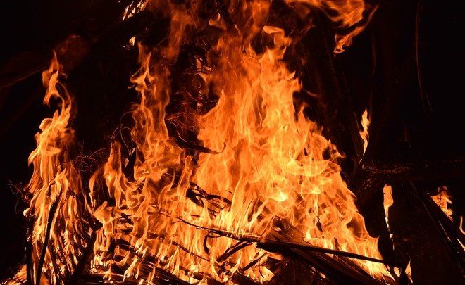 Дым заполнил весь двор: днепрянин нарочно устроил сжигание мусора прямо у многоэтажек. Новости Днепра