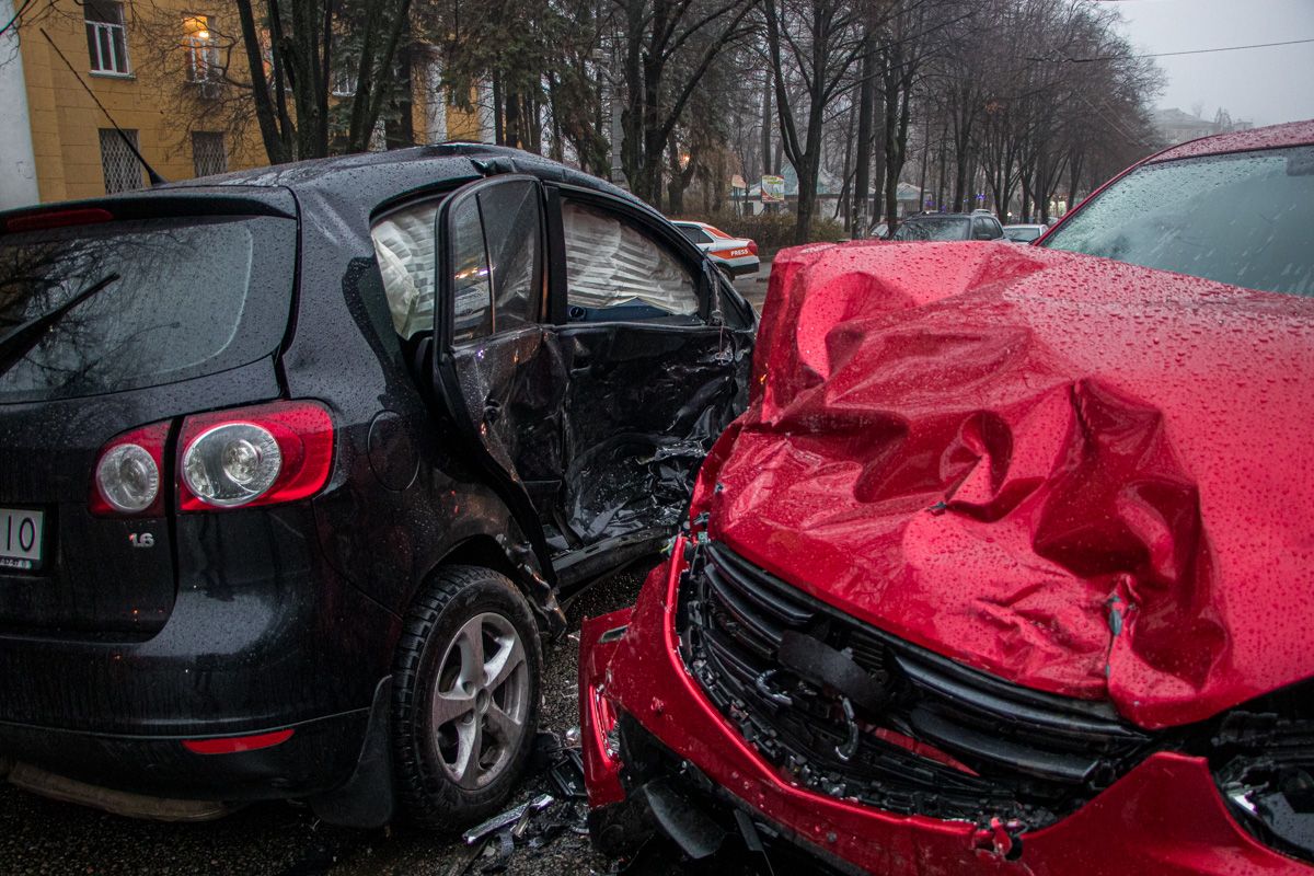 Волна ДТП в Днепре: столкнулись два авто, есть пострадавшие. Новости Днепра