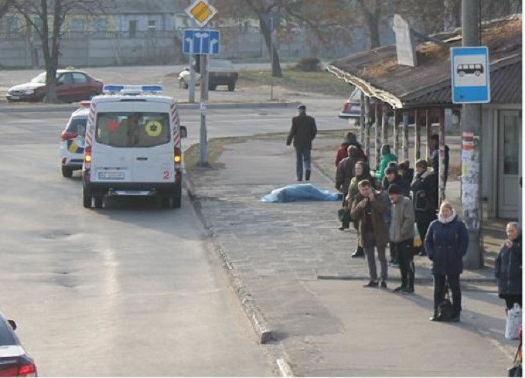 Мужчина умер прямо на остановке: тело лежало на земле полтора часа. Новости Днепра