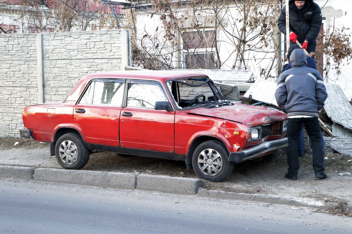 В Днепре авто влетело во двор дома. Новости Днепра