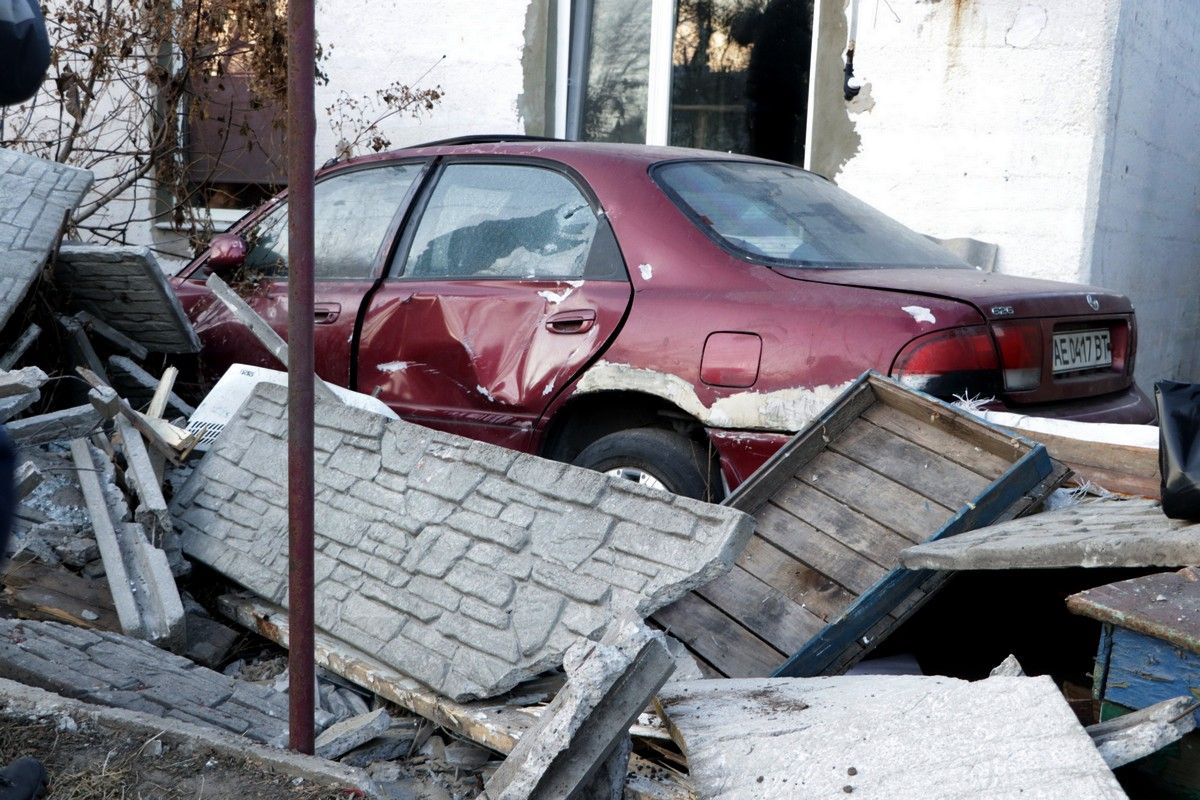 В Днепре авто влетело во двор дома. Новости Днепра