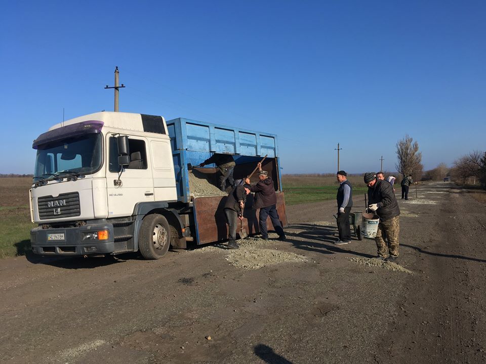 Устали ждать: жители области решили своими силами ремонтировать дороги. Новости Днепра