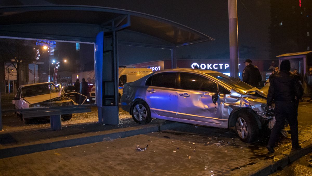 Видео ДТП с авто, влетевшим в остановку. Новости Днепра