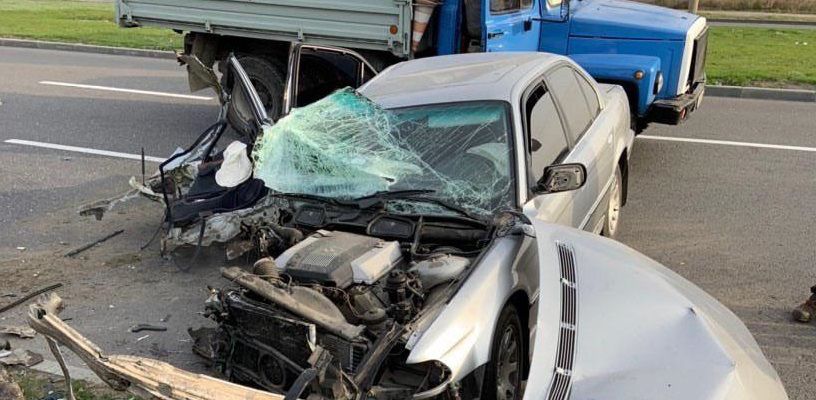 В Днепре автомобиль с детьми влетел в столб. Новости Днепра