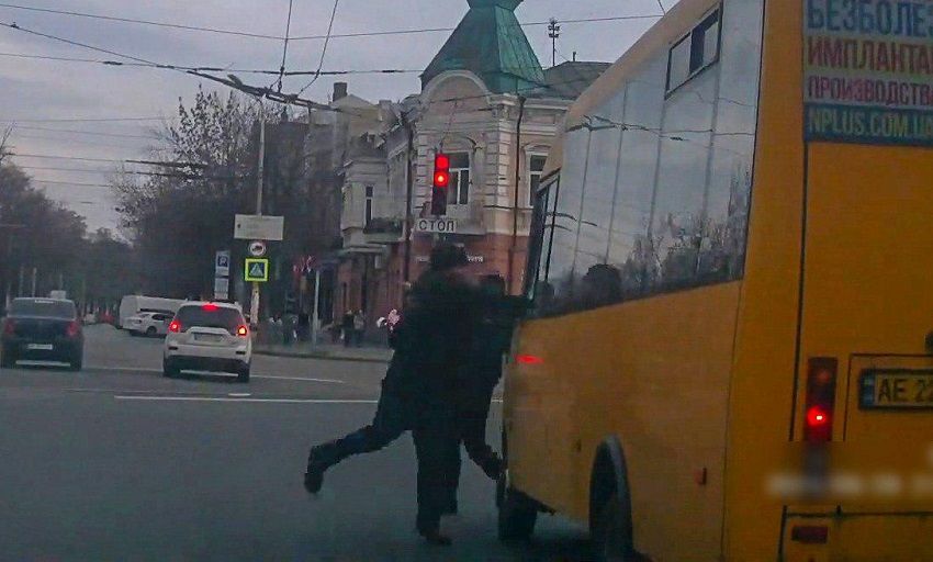 В Днепре пешеход разбил стекло в маршрутке. Новости Днепра