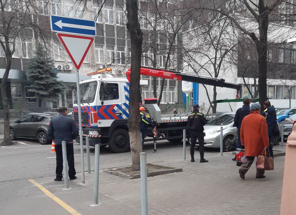 В центре Днепра массово эвакуируют автомобили. Новости Днепра