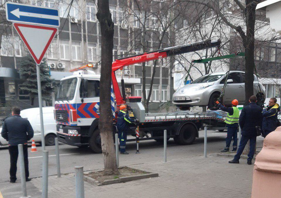 В центре Днепра массово эвакуируют автомобили. Новости Днепра