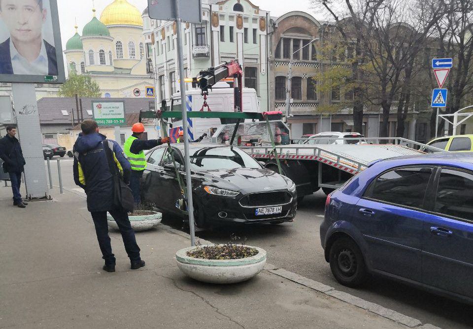 В центре Днепра массово эвакуируют автомобили. Новости Днепра
