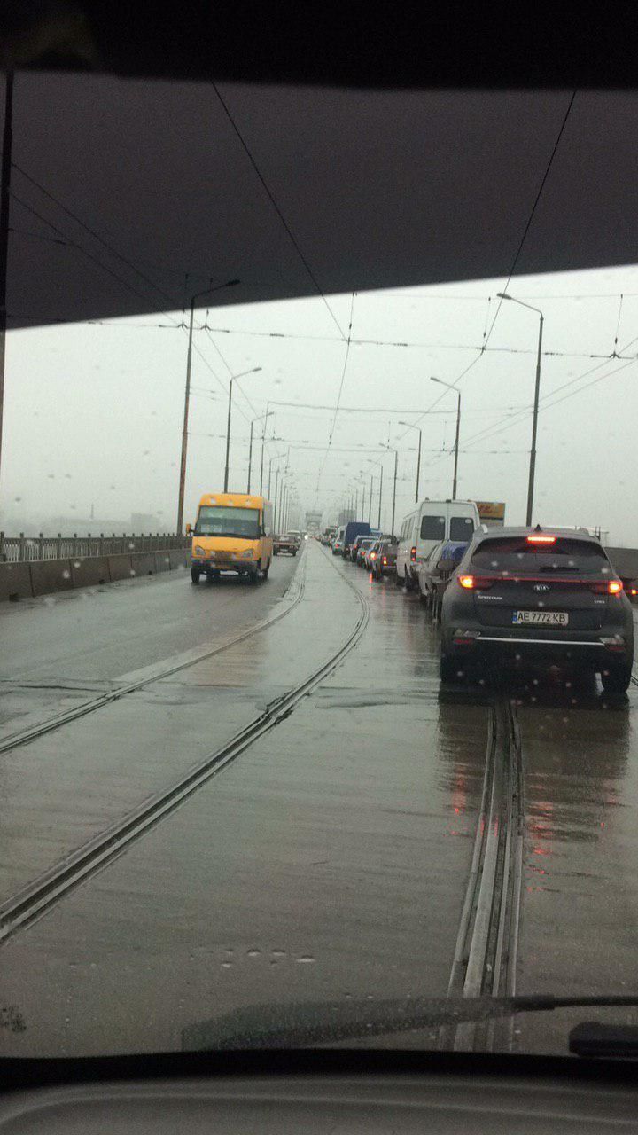 ДТП на мосту в Днепре: переправа стоит в пробках. Новости Днепра