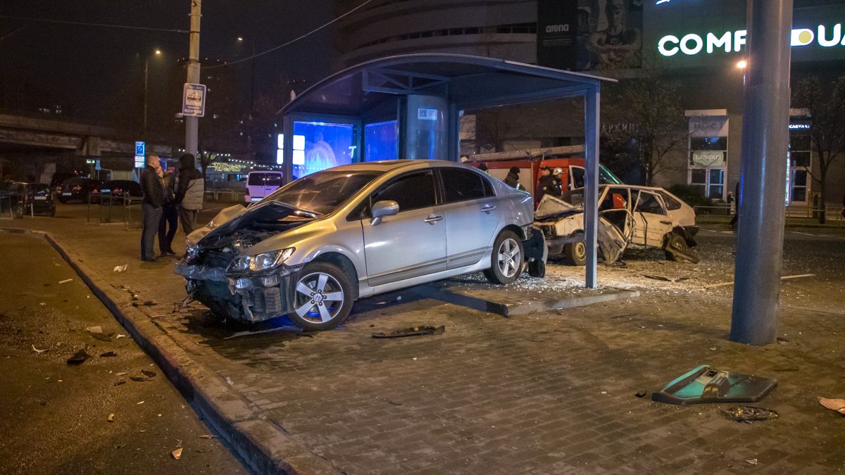 В Днепре автомобили снесли остановку. Новости Днепра