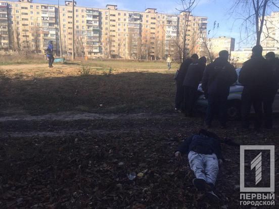 Мужчина повесился на дереве. Новости Днепра