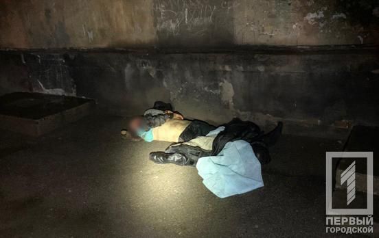 Возле подъезда нашли труп мужчины: следы крови вели к одной из квартир. Новости Днепра