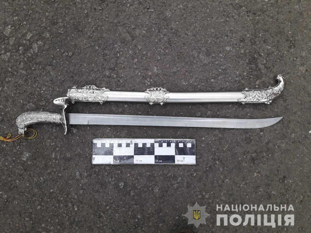 По городу разгуливал парень с саблей. Новости Днепра