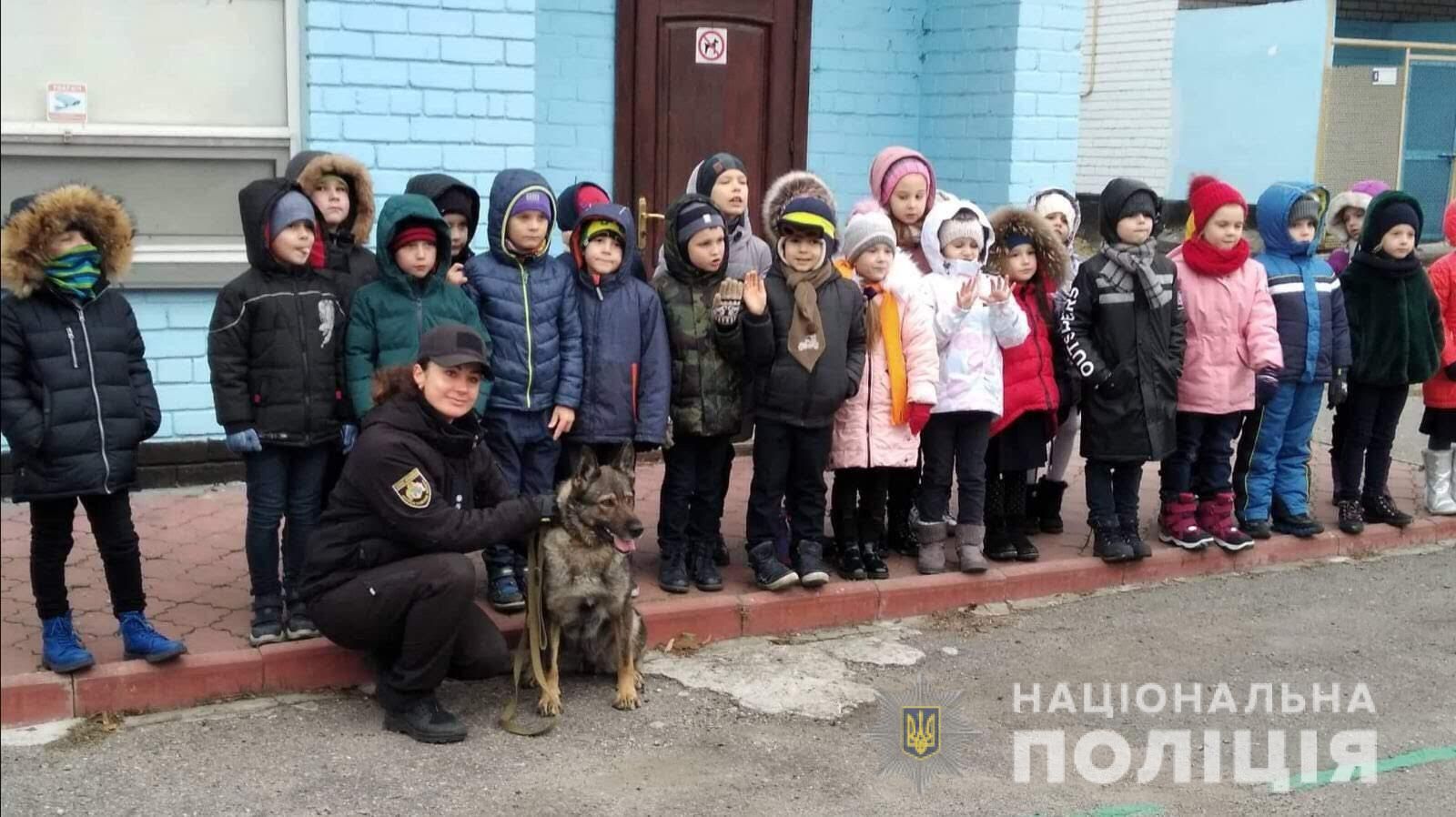 Школьникам Днепра показали, как тренируют служебных собак. Новости Днепра