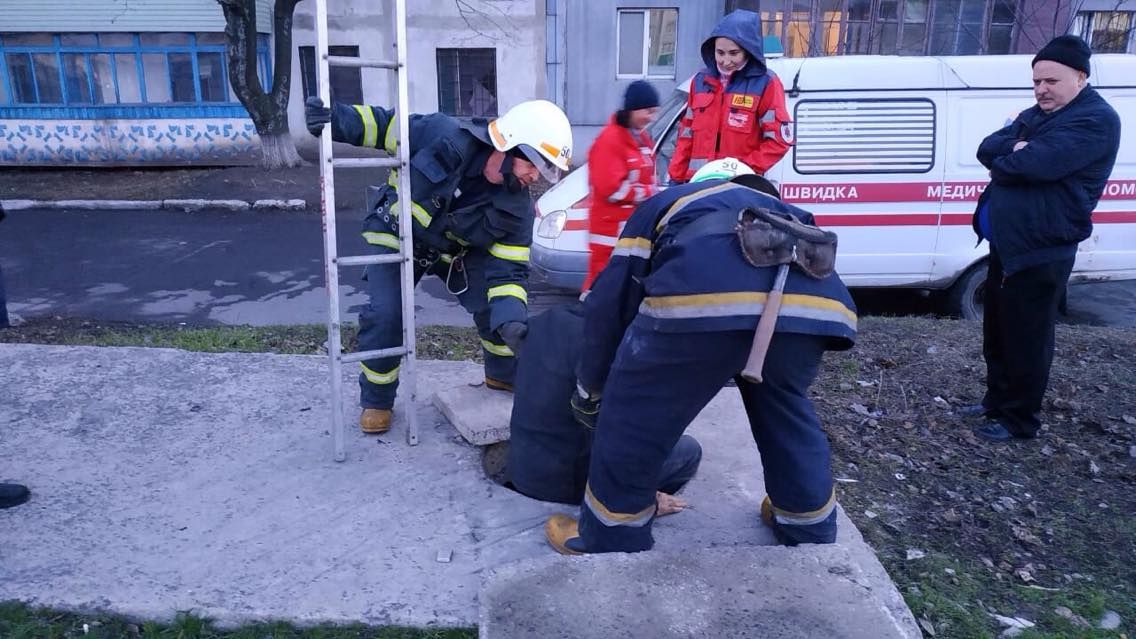 Доставали из-под земли: пожилой мужчина провалился в люк. Новости Днепра