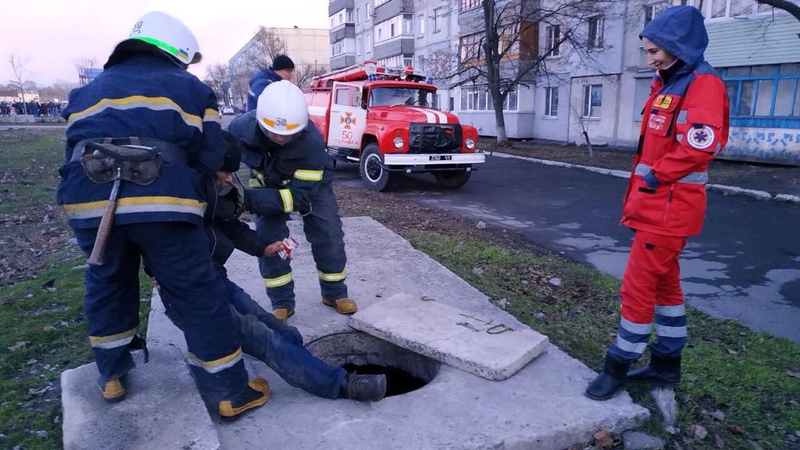 Доставали из-под земли: пожилой мужчина провалился в люк. Новости Днепра