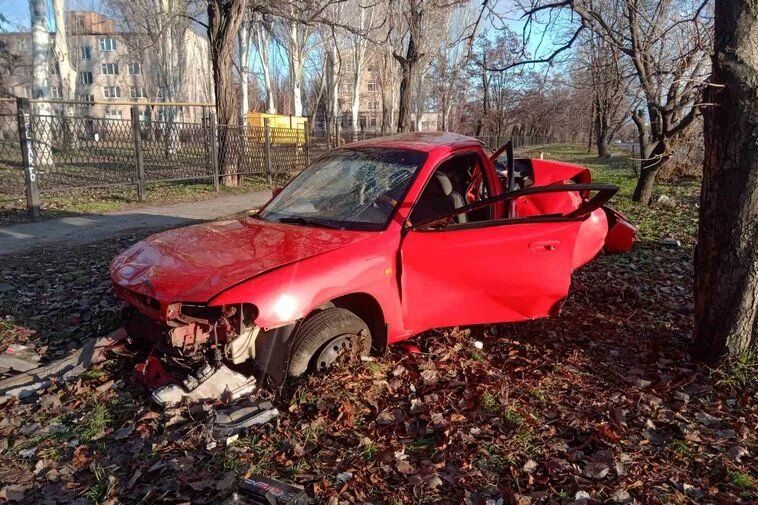 Автомобиль «слетел» с дороги в дерево: машина «всмятку». Новости Днепра