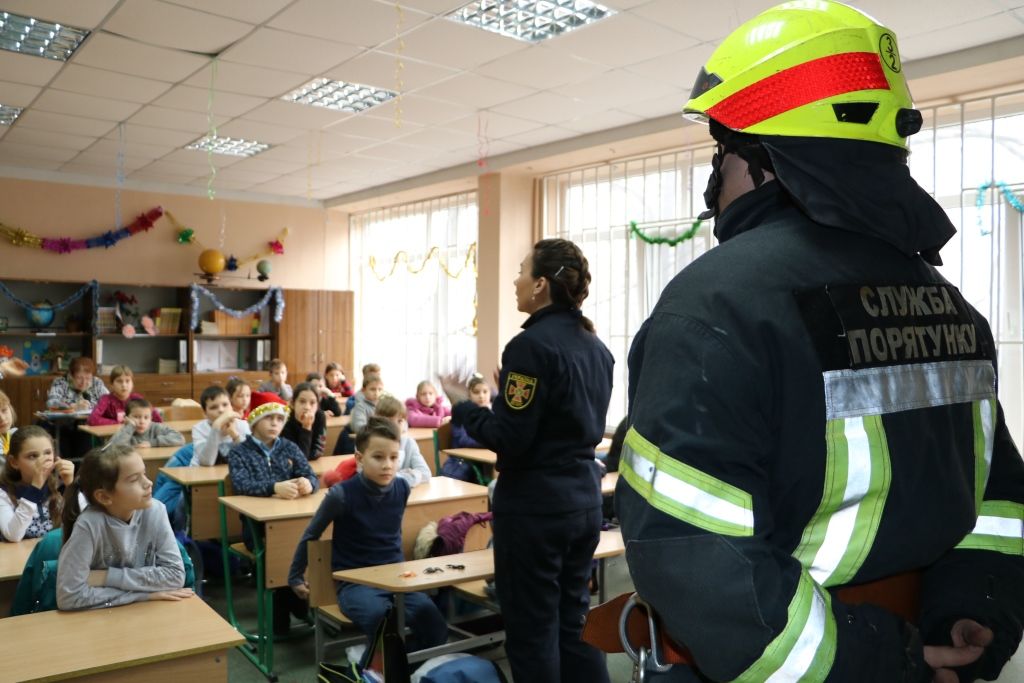 Спасатели области усиливают работу по проведению уроков безопасности в школах. Новости Днепра