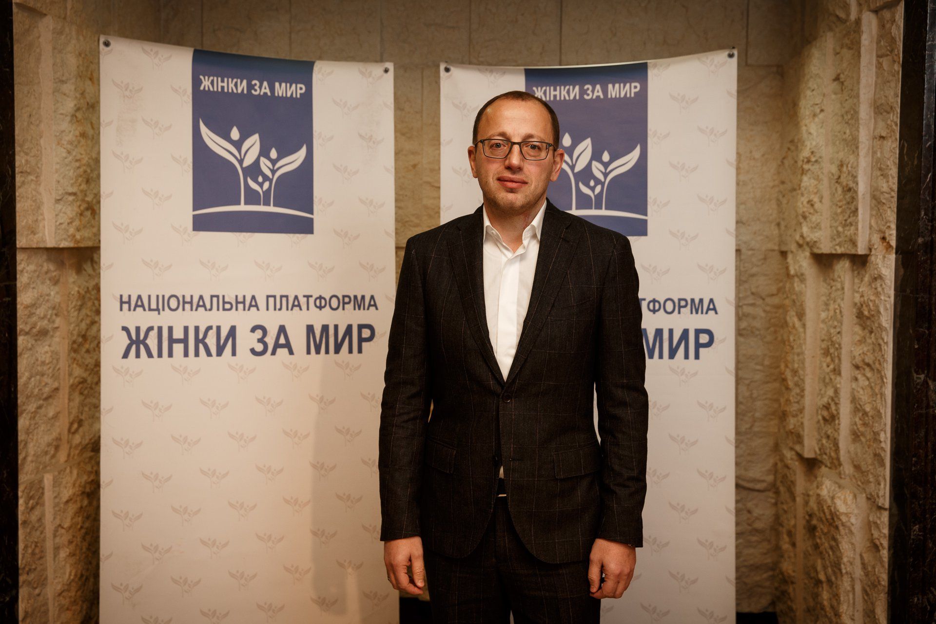 В Днепре более 400 женщин объединились ради мира