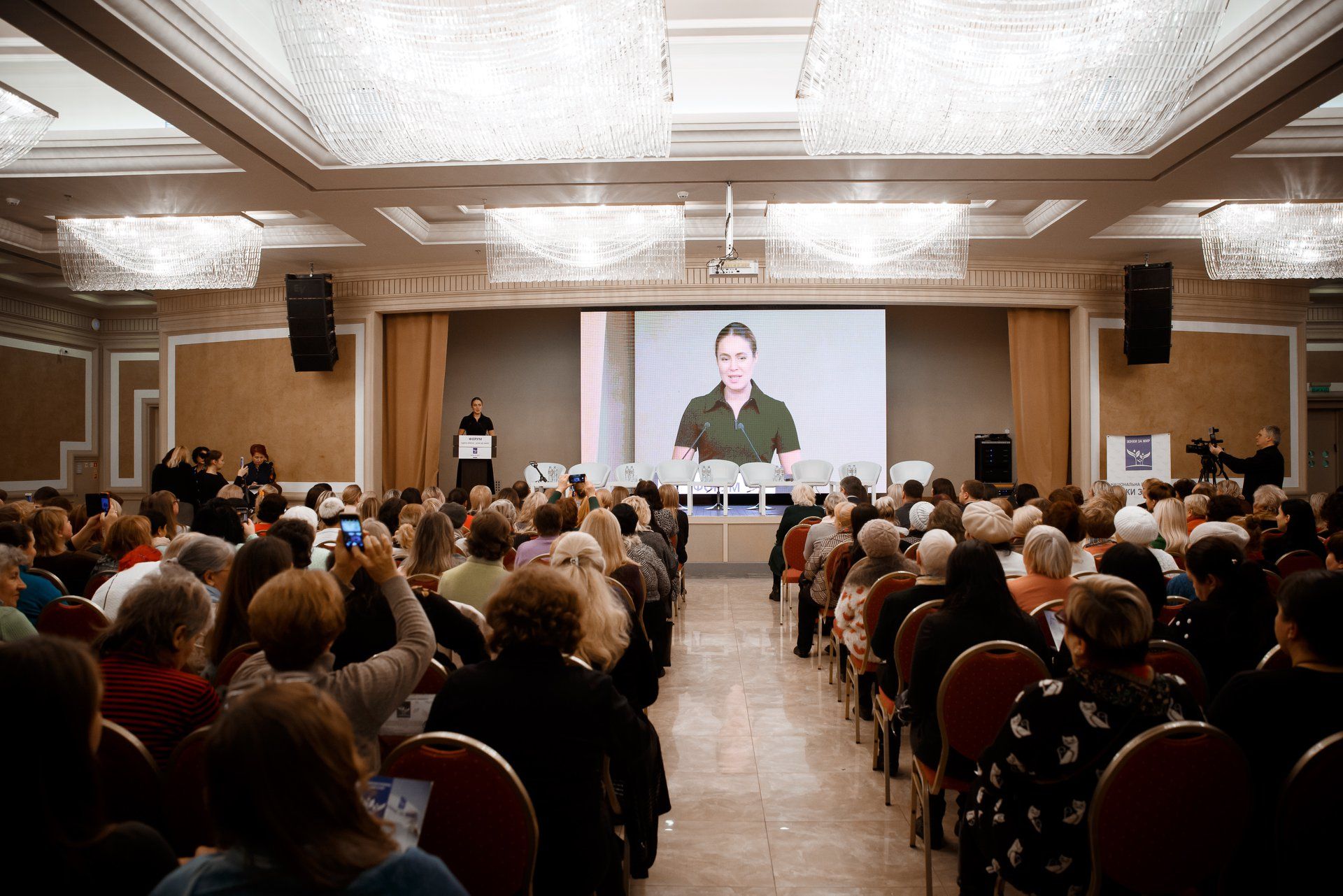 В Днепре более 400 женщин объединились ради мира