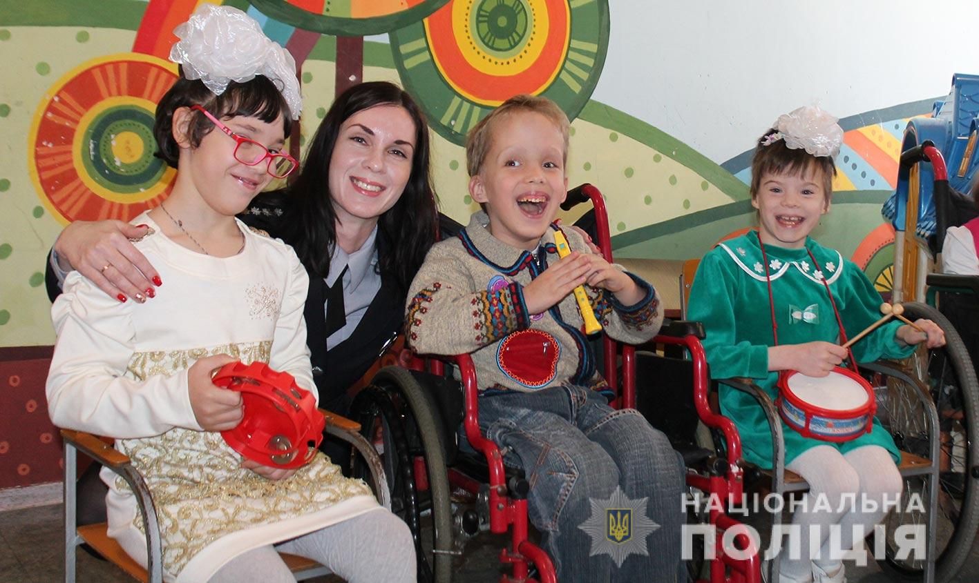 Полицейские Днепра ко Дню Святого Николая поздравили детей в доме- интернате. Новости Днепра