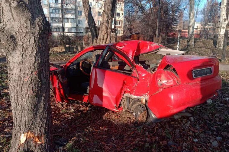 Автомобиль «слетел» с дороги в дерево: машина «всмятку». Новости Днепра