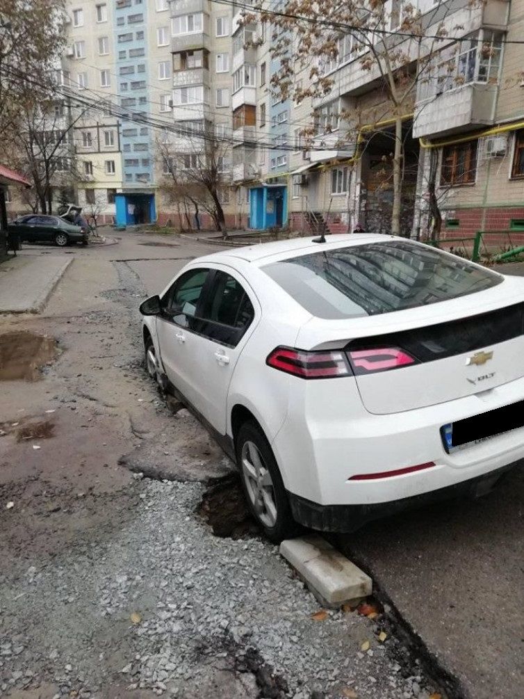 В Днепре авто провалилось под землю из-за коммунальщиков. Новости Днепра