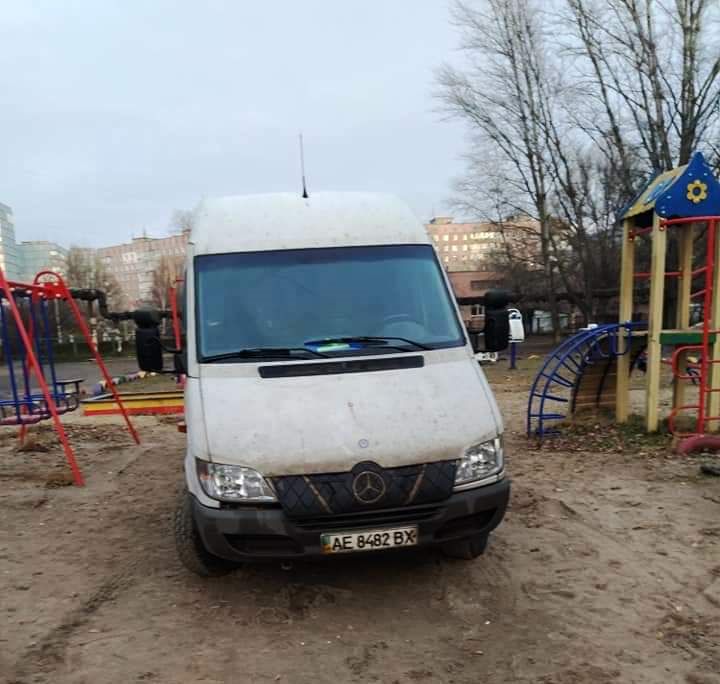 В Днепре детскую площадку превратили в парковку. Новости Днепра