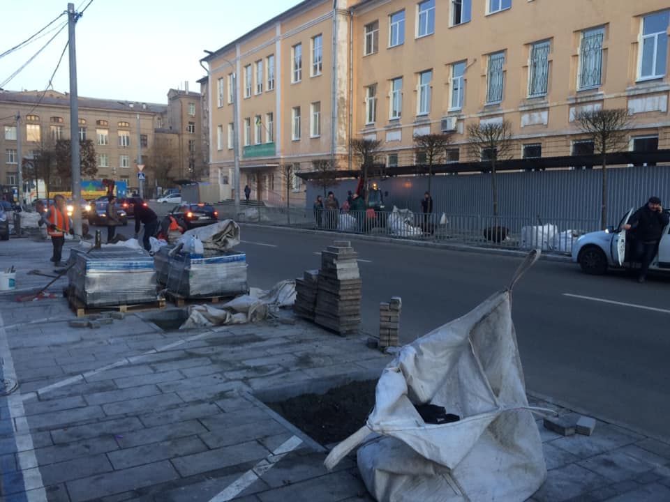 Вместо парковки на тротуарах: в центре Днепра высаживают деревья. Новости Днепра