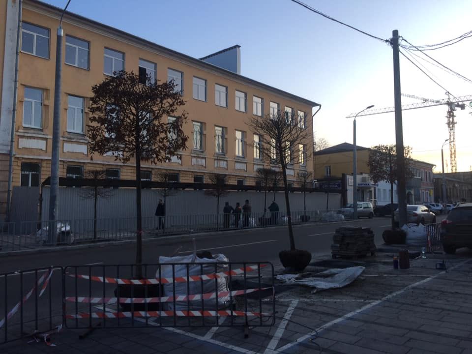 Вместо парковки на тротуарах: в центре Днепра высаживают деревья. Новости Днепра