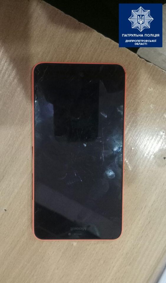 Избили, ограбили, а после вытолкнули: нападение в электричке. Новости Днепра