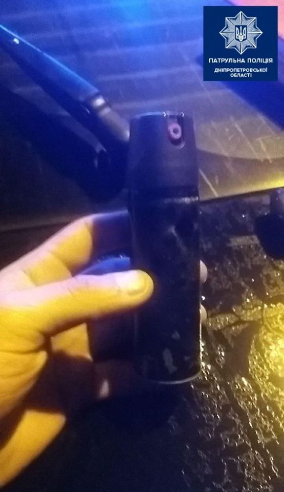 Избили, ограбили, а после вытолкнули: нападение в электричке. Новости Днепра