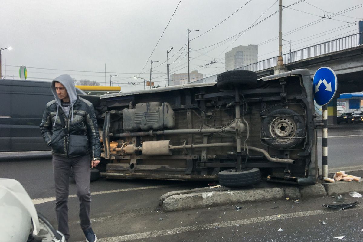 В Днепре перевернулся микроавтобус. Новости Днепра