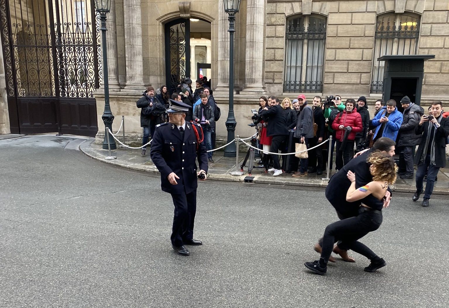 Голые активистки выступили с протестом перед встречей Зеленского и Путина. Новости мира