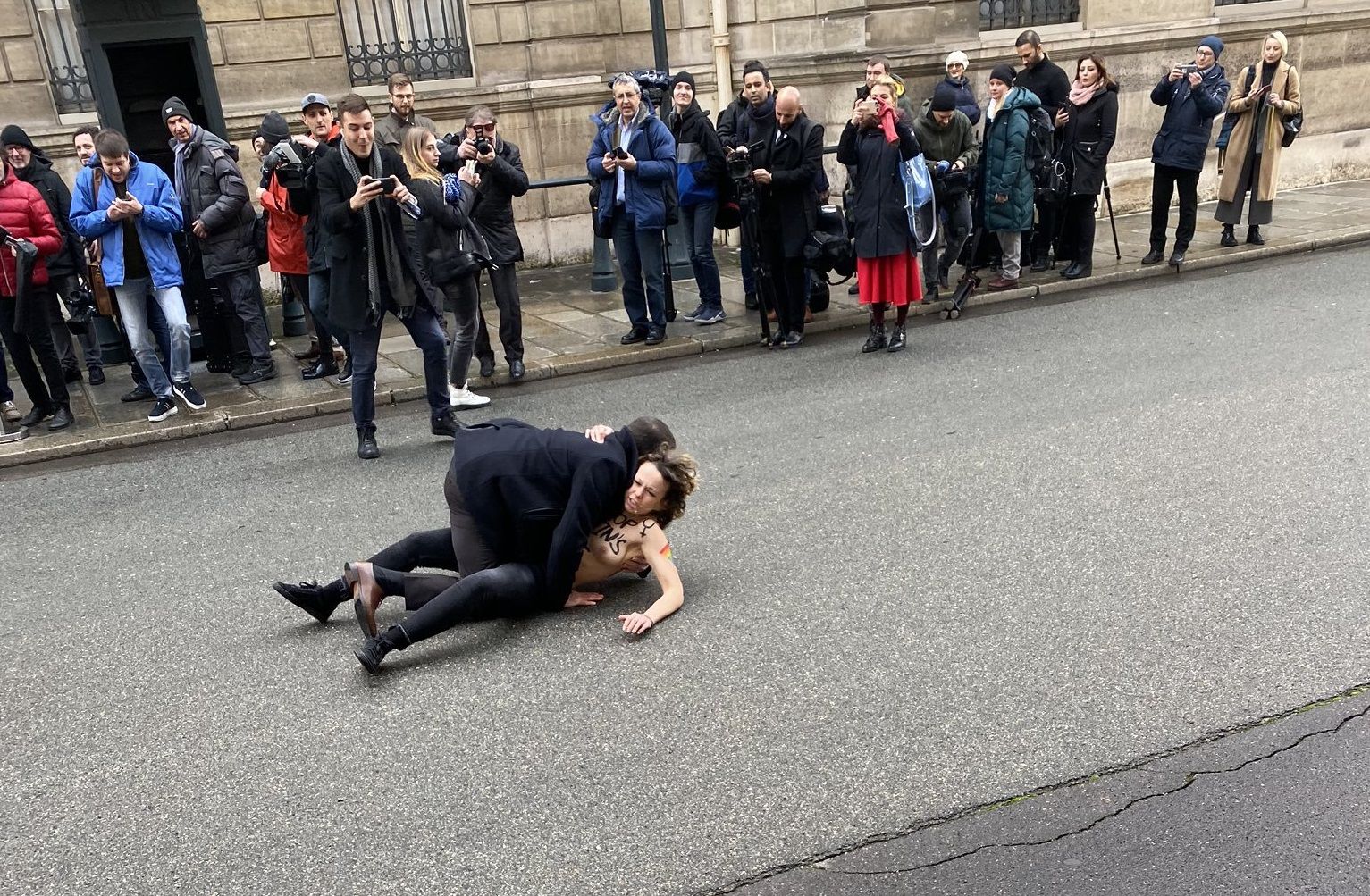Голые активистки выступили с протестом перед встречей Зеленского и Путина. Новости мира