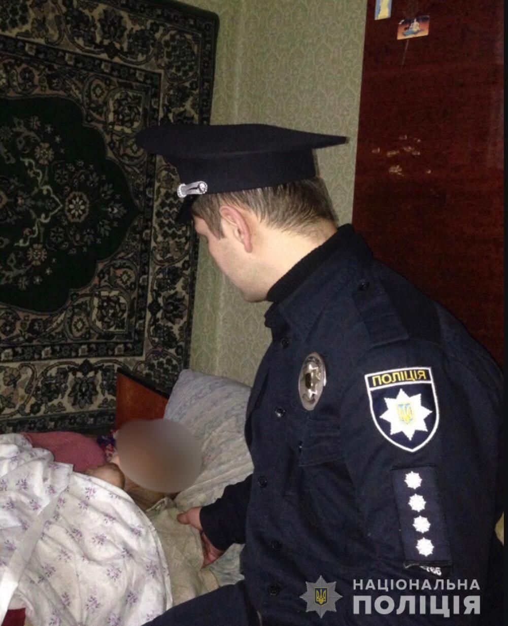 «Не подавала признаков жизни»: полицейский спас пожилую женщину. Новости Днепра