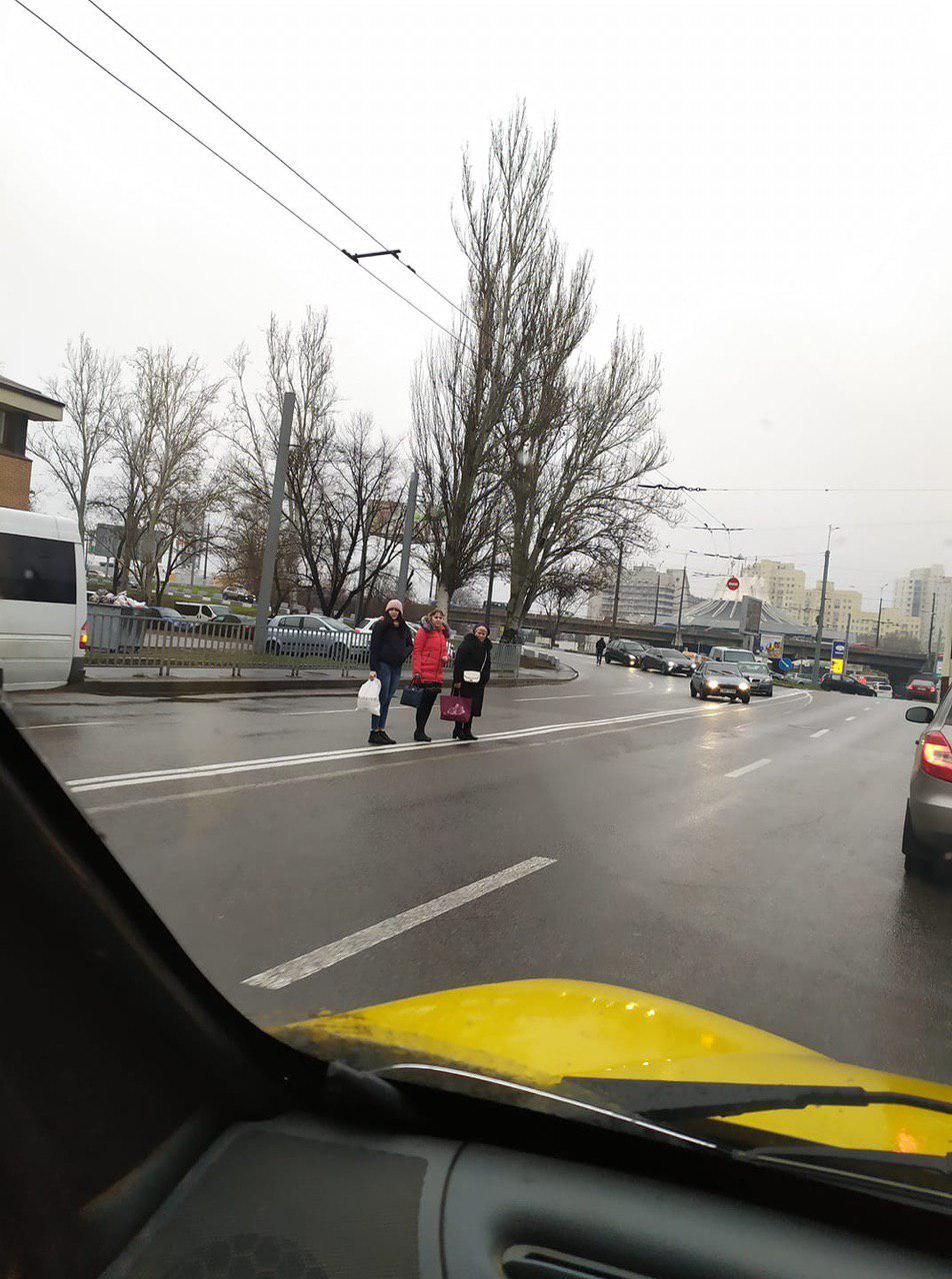 «Отряд самоубийц»: днепряне массово нарушают ПДД на съезде с моста. Новости Днепра