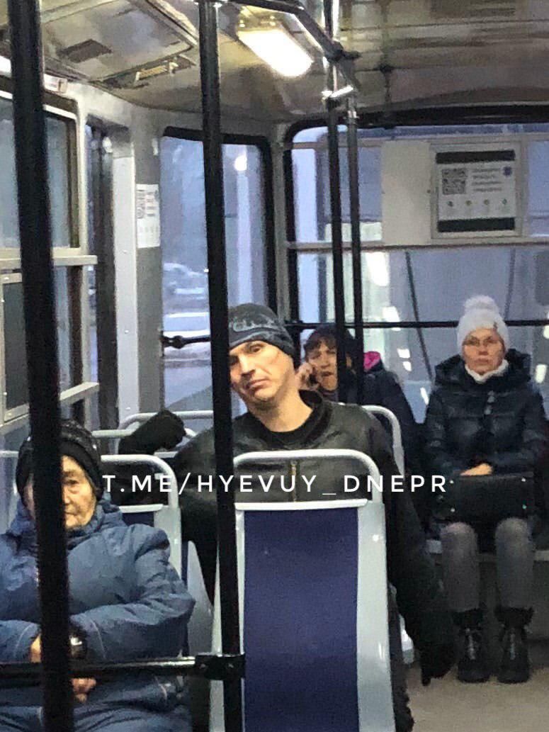 «Бился головой об окно и попытался взять за ж*пу»: неадекватный мужчина в транспорте Днепра. Новости Днепра