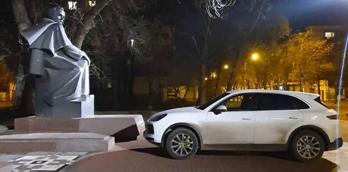 В Днепре водитель припарковал авто на постаменте памятника. Новости Днепра