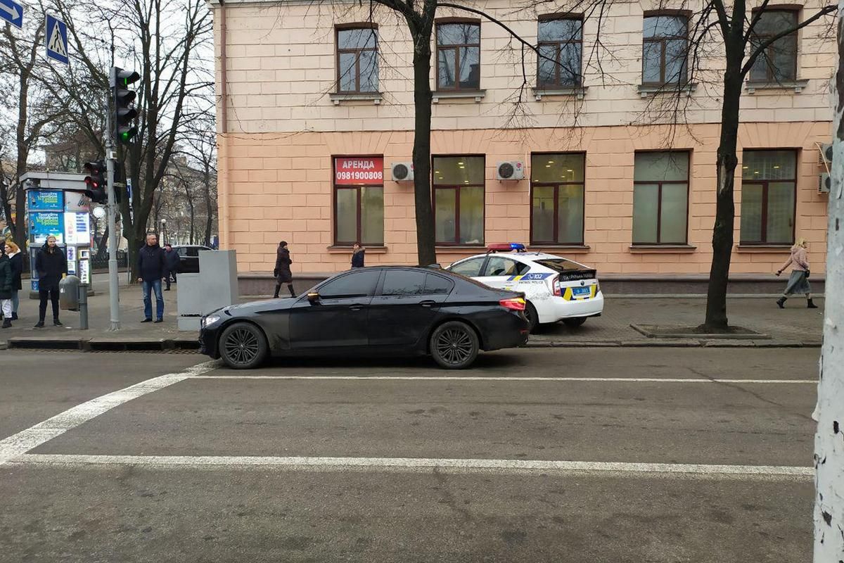 Вытащил из машины и начал бить посреди дороги: драка в центре Днепра. Новости Днепра