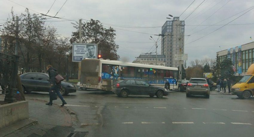 В Днепре автобус перекрыл проспект. Новости Днепра