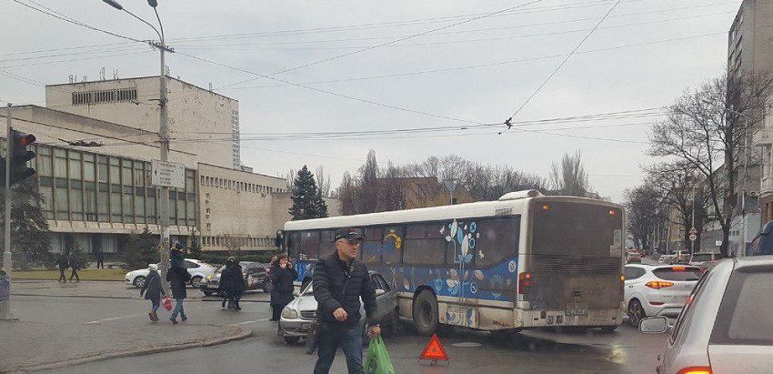 В Днепре автобус перекрыл проспект. Новости Днепра