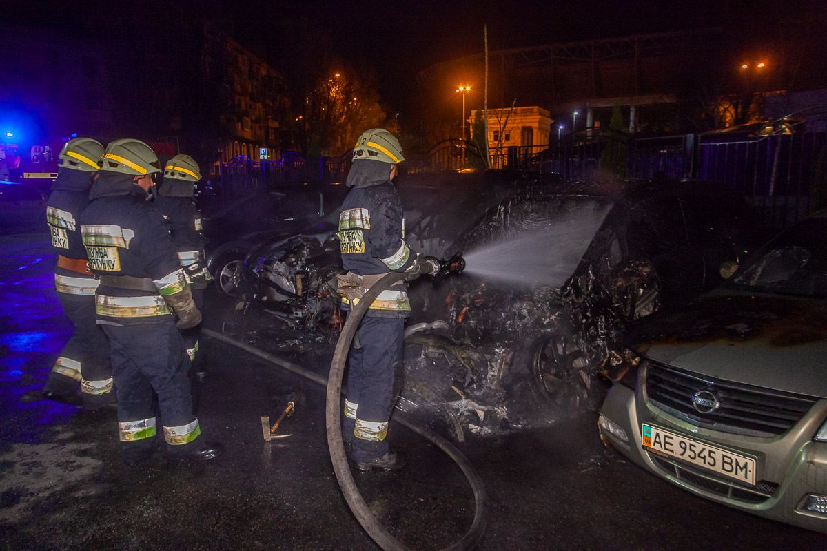 Пожар в центральной части Днепра: загорелось сразу несколько авто. Новости Днепра