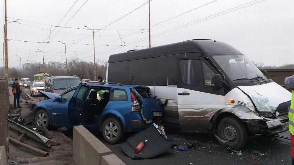 Видео момента ДТП с маршруткой на Амурском мосту в Днепре. Новости Днепра