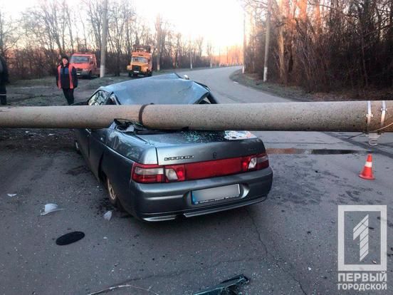 На Днепропетровщине столб после ДТП упал на авто. Новости Днепра