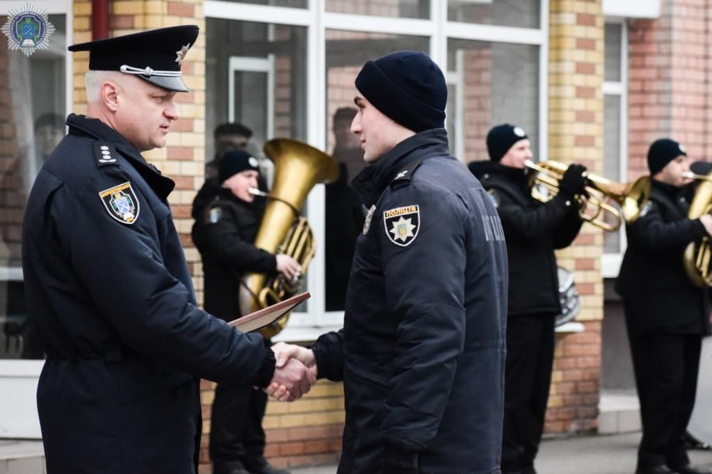 В Днепре наградили молодых курсантов за поимку вора и помощь пострадавшему в ДТП. Новости Днепра