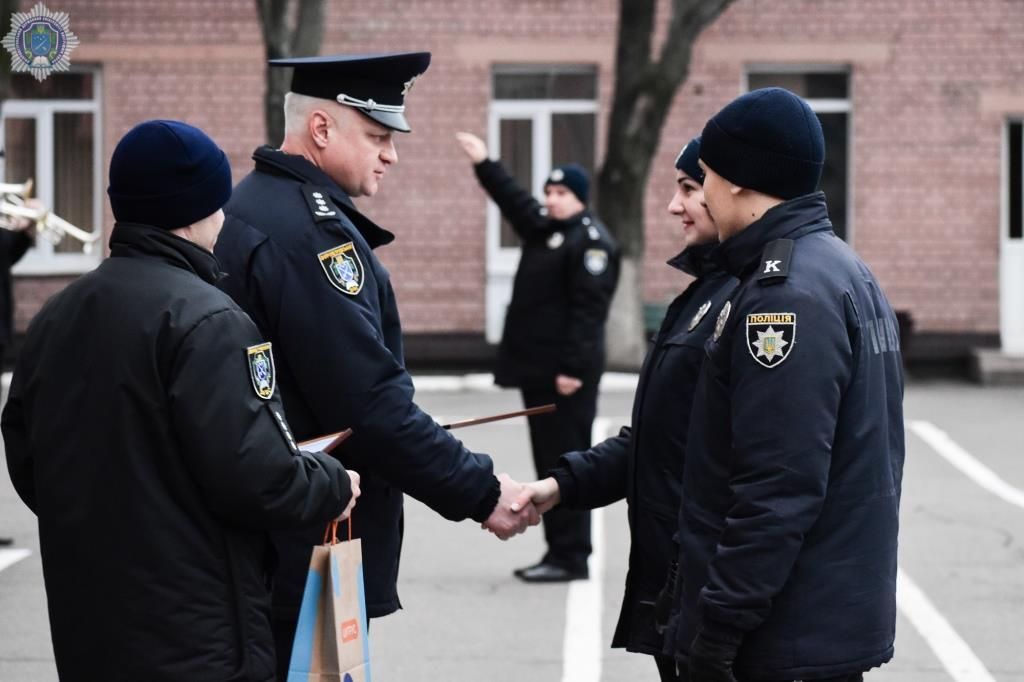 В Днепре наградили молодых курсантов за поимку вора и помощь пострадавшему в ДТП. Новости Днепра