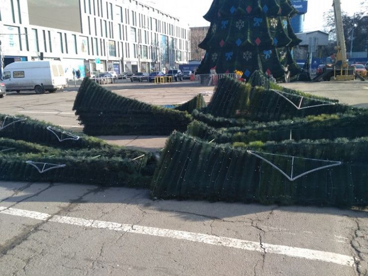 В центре Днепра демонтируют главную елку города. Новости Днепра